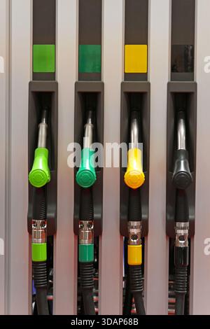 Farbcodierte Kraftstoffgemischdüsen an der Tankstelle Stockfoto