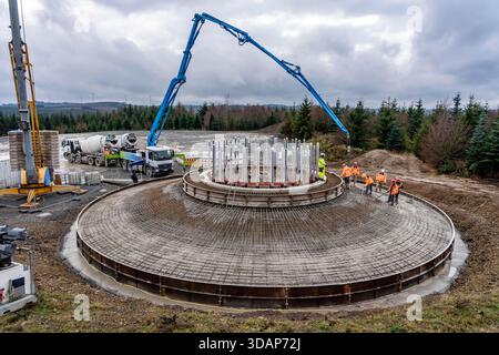 Beim Betonieren des Fundaments einer Windkraftanlage werden über 7 Stunden mehr als 600 Kubikmeter Beton in das Fundament gepumpt, über 100 Tonnen Re Stockfoto