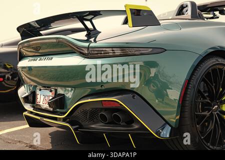 Chicago, Illinois, USA - 08. September 2024: 2023 Aston Martin V8 Vantage F1 Edition Cabriolet, Eckansicht. Aston Martin V8 Vantage. Convertibl Stockfoto