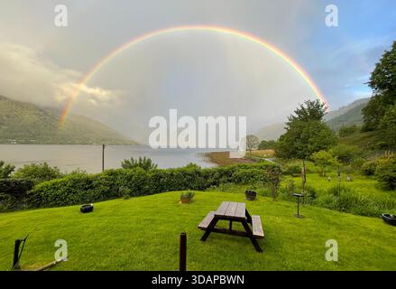 Regenbogen über Loch Duich, Blick auf die fünf Schwestern von Kintail, Scottish Highlands Stockfoto