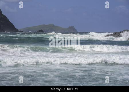 Wellen krachen gegen Klippen im Hintergrund Inishtooskert Island (Sleeping Giant), Clogher Strand, Dunurlin, Kerry, Irland Stockfoto