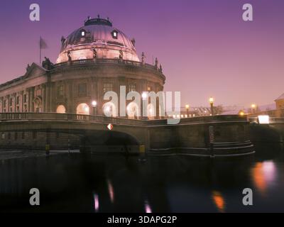 Winternacht an der Spree mit malerischem Blick auf das berühmte Bode-Museum in Berlin Stockfoto