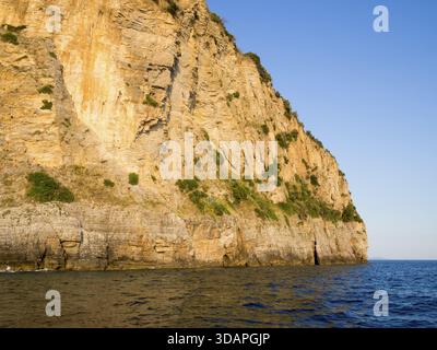 Riesige Felsformation am hellen, sonnigen Abend Stockfoto