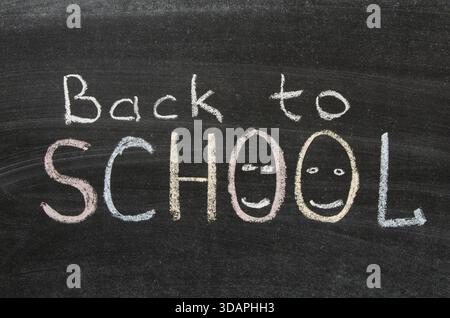 Zurück zur Schule Satz handgeschrieben auf Tafel Stockfoto