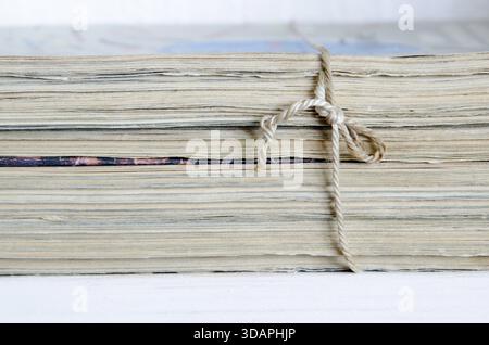Vintage-Magazine stapeln mit altem Garn Stockfoto