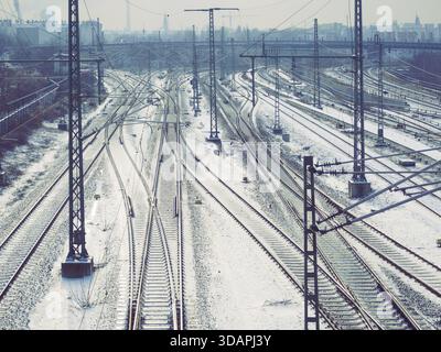 Kompliziertes Stadtbahnsystem im Winter Stockfoto