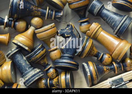 Viele alte Schachfiguren in Holzkiste Stockfoto