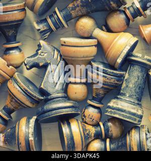 Viele alte Holzschachfiguren aus der Nähe Stockfoto