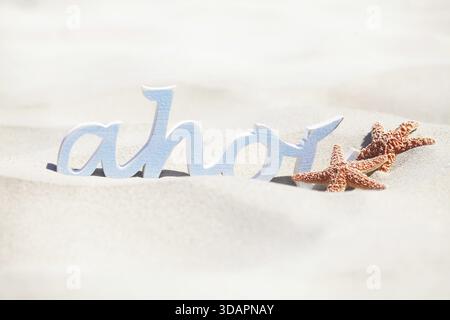 Essen, Ahoi geschrieben in Wood on A Beach Stockfoto