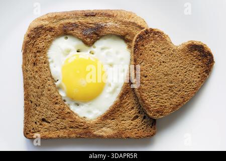 Gebratener Toast mit Ei in Form oh Herz Stockfoto