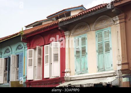 Traditionelle farbenfrohe Häuserfassaden im berühmten Little India Viertel in Singapur Stockfoto