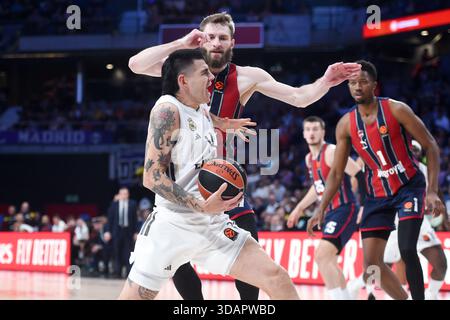 Madrid, Spanien. Dezember 2025. Gabriel Deck von Real Madrid (vorne L) streitet mit Baskonias Gytis Radzevicius (vorne R) während des Euroleague Basketballspiels zwischen Real Madrid und Baskonia in der Movistar Arena in Madrid, Spanien, am 11. Dezember 2025. Gustavo Valiente/Xinhua/Alamy Live News Stockfoto