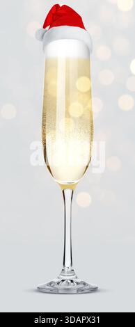 Sekt im Glas mit kleinem Weihnachtsmann-Hut auf hellgrauem Hintergrund, Bokeh-Lichter Stockfoto