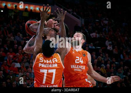 Valencia, Spanien. Dezember 2025. Matthew Costello (R) und Yankuba Sima (Front) von Valencia verteidigen Vincent Poirier von Anadolu Efes Istanbul während des Euroleague Basketballspiels zwischen Valencia und Anadolu Efes Istanbul am 11. Dezember 2025 in Valencia. Quelle: Str/Xinhua/Alamy Live News Stockfoto