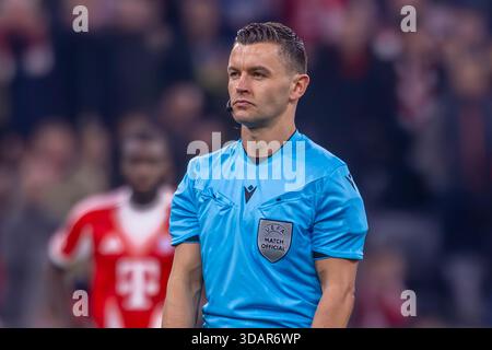 Dortmund, Deutschland 09. Dezember 2025: Champions League - 2025/2026 - FC Bayern München gegen Sporting Lissabon im Bild: Von links nach rechts Schiedsrichter Nicholas Walsh Stockfoto