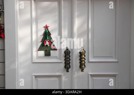 Dekorative Tür mit einem kleinen Weihnachtsbaum-Display Stockfoto