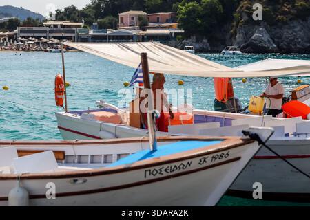 Tourbootbetreiber bereiten sich auf Passagiere auf der Insel Korfu vor Stockfoto