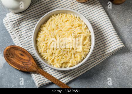 Hausgemachte gesunde Orzo Pasta in einer Schüssel Stockfoto