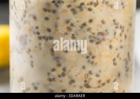 Gesundes Frühstück über Nacht Haferflocken mit Banana Chia und Erdnussbutter Stockfoto
