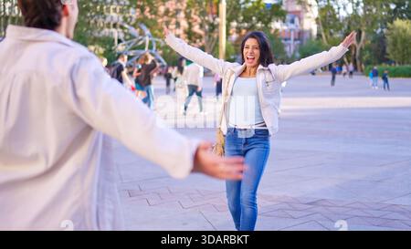Glückliches Paar, das sich für einen Inclusive-Urlaub im Freien wiederfindet Stockfoto
