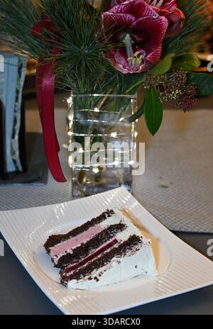 Creme Kuchen auf dem weihnachtlich geschmückten Tisch Stockfoto