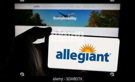 Auf dieser Abbildung befindet sich ein Mobiltelefon mit dem Logo des US-amerikanischen Flugunternehmens Allegiant Travel Company auf dem Bildschirm vor der Webseite. (Foto von Timon Schneider / SOPA Images/SIPA USA) *** ausschließlich für redaktionelle Nachrichtenzwecke *** Stockfoto