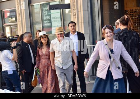 Los Angeles, USA. Dezember 2025. Woody Harrelson kommt mit seiner Frau Laura Louie an, um James L. Brooks bei der Hollywood Walk of Fame Star Zeremonie in Los Angeles zu unterstützen. Quelle: Sharon Graphics/Alamy Live News Stockfoto