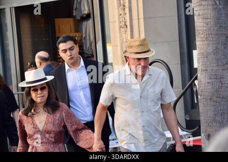 Los Angeles, USA. Dezember 2025. Woody Harrelson kommt mit seiner Frau Laura Louie an, um James L. Brooks bei der Hollywood Walk of Fame Star Zeremonie in Los Angeles zu unterstützen. Quelle: Sharon Graphics/Alamy Live News Stockfoto