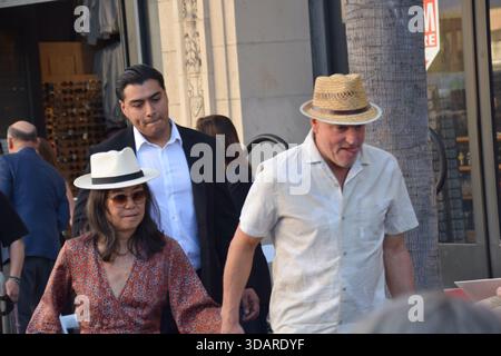 Los Angeles, USA. Dezember 2025. Woody Harrelson kommt mit seiner Frau Laura Louie an, um James L. Brooks bei der Hollywood Walk of Fame Star Zeremonie in Los Angeles zu unterstützen. Quelle: Sharon Graphics/Alamy Live News Stockfoto