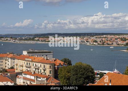Zadar, Kroatien - 14. September 2025: Aus der Vogelperspektive vom Turm der Kathedrale von Zadar und der Bucht von Jazine mit Hafen für Luxusyachten. Rote Keramik-Dachziegel Stockfoto