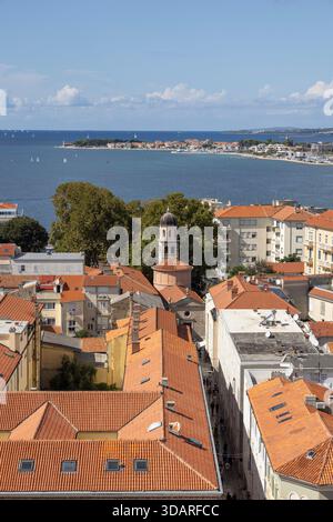 Zadar, Kroatien - 14. September 2025: Aus der Vogelperspektive vom Turm der Kathedrale von Zadar und der Bucht von Jazine mit Hafen für Luxusyachten Stockfoto