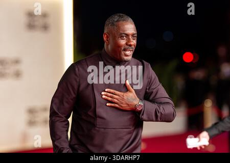 Dschidda, Saudi-Arabien. Dezember 2025. Der englische Schauspieler Idris Elba geht auf dem roten Teppich, während er am 11. Dezember 2025 an der Abschlusszeremonie des 5. Festivals des Roten Meeres in Dschidda, Saudi-Arabien, teilnimmt. Foto: Balkis Press/ABACAPRESS.COM Credit: Abaca Press/Alamy Live News Stockfoto