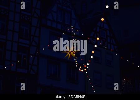 Orangefarbener beleuchteter Weihnachtsstern Stockfoto