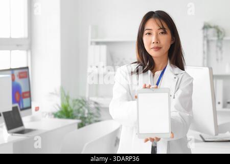 Asiatische Wissenschaftlerin mit leerem Tablet-Computer im Labor Stockfoto