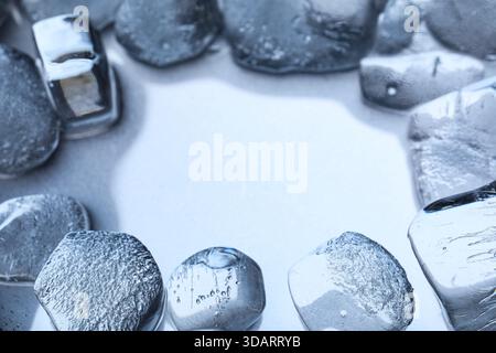 Rahmen aus gefrorenen Eiswürfeln auf hellem Hintergrund, Nahaufnahme Stockfoto