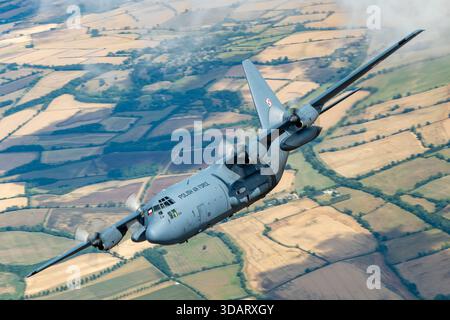 Eine portugiesische Luftwaffe AgustaWestland EH-101 Merlin, registriert 19606, wird während des RIAT aus nächster Nähe in einer Luft-Luft-Ansicht gesehen. Der Mehrzweckhubschrauber verfügt über eine dreimotorige Anordnung, eine große Cockpitverglasung und einen fünfflügeligen Hauptrotor. Stockfoto