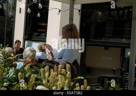 Kopenhagen, Dänemark, 20. Mai 2020.  Dänemark eröffnet ab dem 18 . Mai 200 die zweite Phase der Wiedereröffnung von Cafés und Restaurants für Dienstleistungen und Geschäfte auf der Grundlage von Anweisungen zur sozialen Entlassung der staaten in gesundheitlichen Fragen . Foto: Francis Dean/DeanPictures Stockfoto