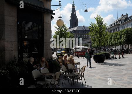 Kopenhagen, Dänemark, 20. Mai 2020.  Dänemark eröffnet ab dem 18 . Mai 200 die zweite Phase der Wiedereröffnung von Cafés und Restaurants für Dienstleistungen und Geschäfte auf der Grundlage von Anweisungen zur sozialen Entlassung der staaten in gesundheitlichen Fragen . Foto: Francis Dean/DeanPictures Stockfoto
