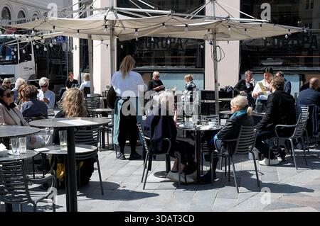 Kopenhagen, Dänemark, 20. Mai 2020.  Dänemark eröffnet ab dem 18 . Mai 200 die zweite Phase der Wiedereröffnung von Cafés und Restaurants für Dienstleistungen und Geschäfte auf der Grundlage von Anweisungen zur sozialen Entlassung der staaten in gesundheitlichen Fragen . Foto: Francis Dean/DeanPictures Stockfoto