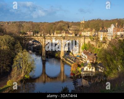 Ein malerischer Blick auf das historische Eisenbahnviadukt, das den Fluss Nidd in Knaresborough, North Yorkshire, überspannt. Stockfoto
