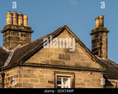 Steingiebelinschrift auf der ehemaligen Dispensary in Knaresborough, errichtet zum Gedenken an Reverend A. Cheap im Jahr 1853. Stockfoto