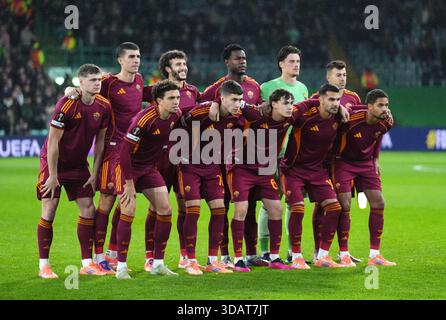 Roma-Spieler, hintere Reihe von links, Evan Ferguson, Gianluca Mancini, Mario Hermoso, Evan N'Dicka, Torhüter Mile Svilar, Stephan El Shaarawy, erste Reihe von links, Neil El Aynaoui, Matias Soule, Niccolo Pisilli, Zeki Celik und Devyne Rensch stehen vor dem Spiel der UEFA Europa League in Celtic Park, Glasgow. Bilddatum: Donnerstag, 11. Dezember 2025. Stockfoto