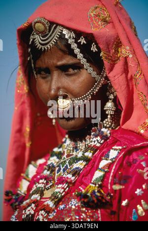 Eine junge Kalbeliya Zigeunerin in der Rajasthan-Wüste, Puschkar, Indien. Stockfoto