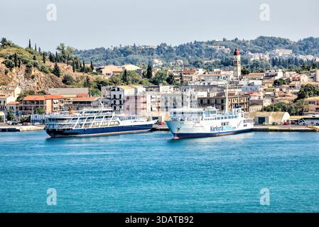 Die Fähre legte im Hafen von Korfu an, mit der Altstadt und den Hügeln im Hintergrund, Korfu, Griechenland. Stockfoto