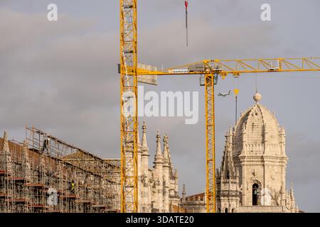 Belem Lissabon Portugal 4. Dezember 2025. Baukräne und umfangreiche Gerüste umgeben das Kloster Jeronimos während der Restaurierungsarbeiten. Stockfoto