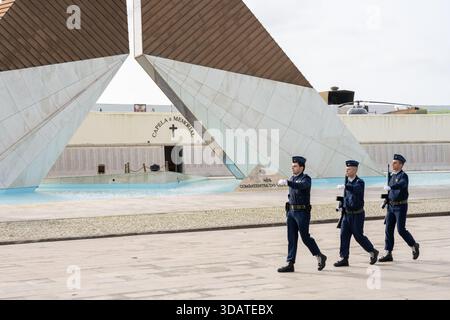 Lissabon Portugal 4. Dezember 2025. Eine Gruppe portugiesischer Militärangehöriger marschiert in Formation vor dem Combatentes do Ultramar-Denkmal Stockfoto