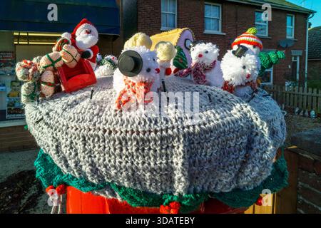10. Dezember 2025. Dersingham, Norfolk. Weihnachtsgarnbombardierung eines Säulenkastens. Stockfoto