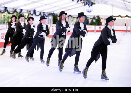 Anlässlich des World Ice Skating Day am 14. Dezember stellen Mitarbeiter der National Galleries of Scotland Schlittschuhlaufen eines der berühmtesten Gemälde aus Schottlands Sammlung nach, Sir Henry Raeburns Skating Minister. Zusammen mit Edinburghs Weihnachten gingen die Eislaufminister auf die Eislaufbahn in der George Street, um das Gemälde nachzuahmen. Das um 1795 gemalte Kunstwerk trägt den Namen Reverend Robert Walker Skating am Duddingston Loch, wurde aber liebevoll als Skating Minister bezeichnet. Bilddatum: Dienstag, 9. Dezember 2025. Stockfoto