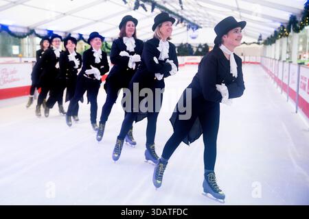Anlässlich des World Ice Skating Day am 14. Dezember stellen Mitarbeiter der National Galleries of Scotland Schlittschuhlaufen eines der berühmtesten Gemälde aus Schottlands Sammlung nach, Sir Henry Raeburns Skating Minister. Zusammen mit Edinburghs Weihnachten gingen die Eislaufminister auf die Eislaufbahn in der George Street, um das Gemälde nachzuahmen. Das um 1795 gemalte Kunstwerk trägt den Namen Reverend Robert Walker Skating am Duddingston Loch, wurde aber liebevoll als Skating Minister bezeichnet. Bilddatum: Dienstag, 9. Dezember 2025. Stockfoto