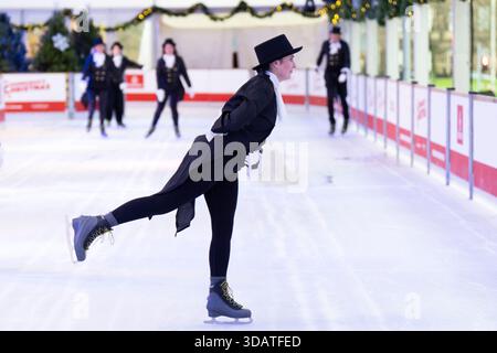 Anlässlich des World Ice Skating Day am 14. Dezember stellen Mitarbeiter der National Galleries of Scotland Schlittschuhlaufen eines der berühmtesten Gemälde aus Schottlands Sammlung nach, Sir Henry Raeburns Skating Minister. Zusammen mit Edinburghs Weihnachten gingen die Eislaufminister auf die Eislaufbahn in der George Street, um das Gemälde nachzuahmen. Das um 1795 gemalte Kunstwerk trägt den Namen Reverend Robert Walker Skating am Duddingston Loch, wurde aber liebevoll als Skating Minister bezeichnet. Bilddatum: Dienstag, 9. Dezember 2025. Stockfoto